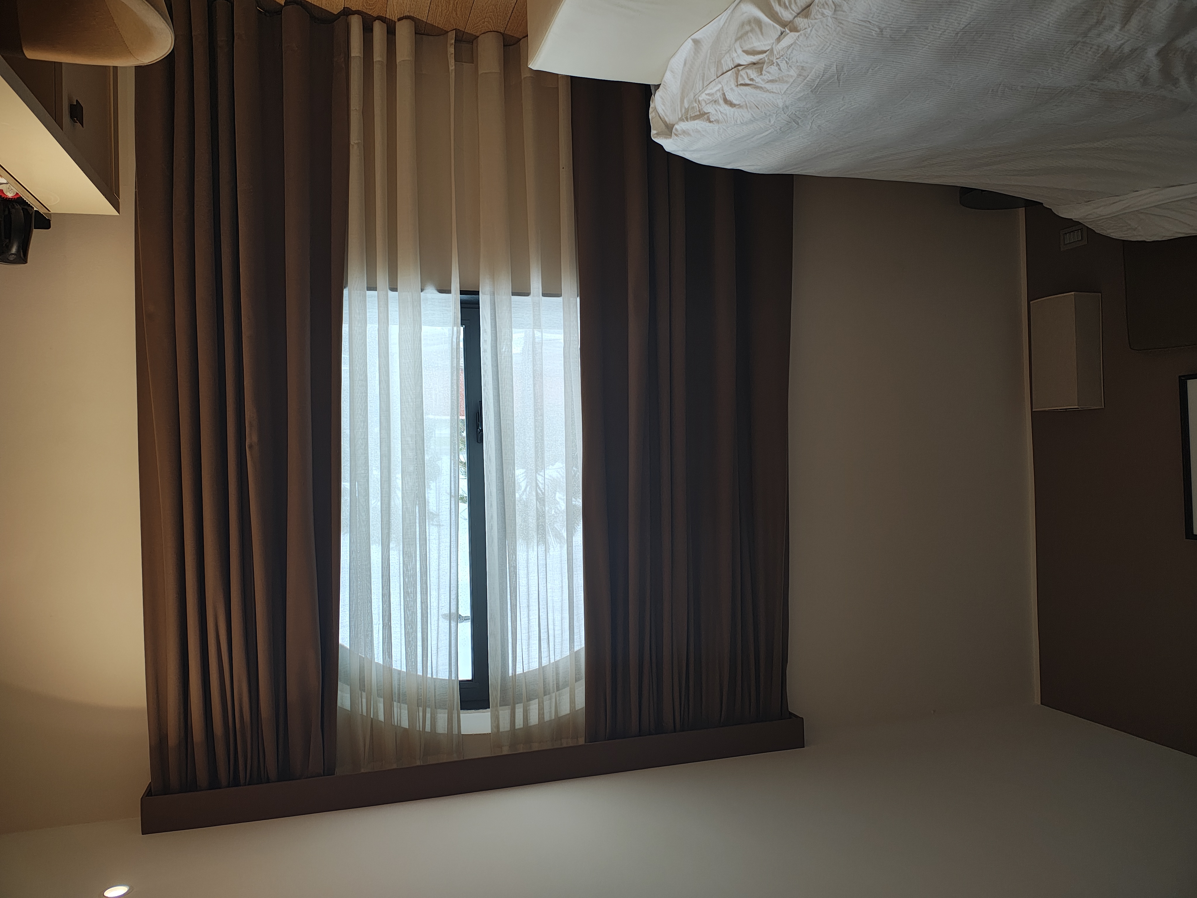 Innenraum mit farbig gestrichener Wand im Wohnzimmer