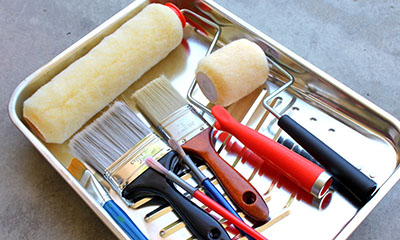 Farbroller und Pinsel
