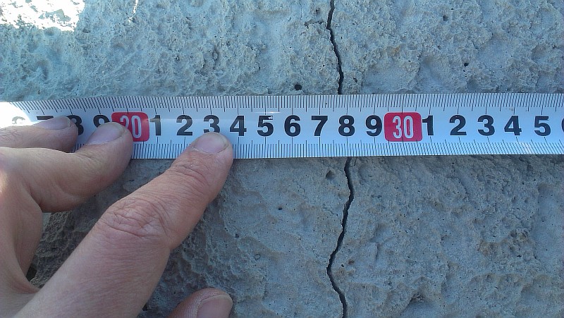 Setzriss im Beton mit leichtem Versatz