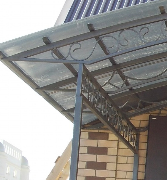 Detail einer Terrassenüberdachung aus Holz und Metall