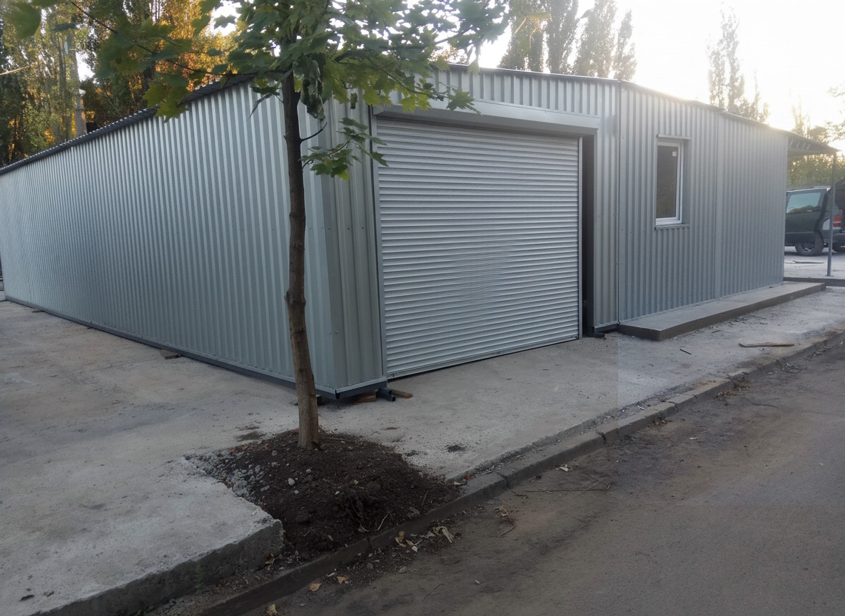 Seitenansicht des Modulgebäudes mit überdachter Frontzone