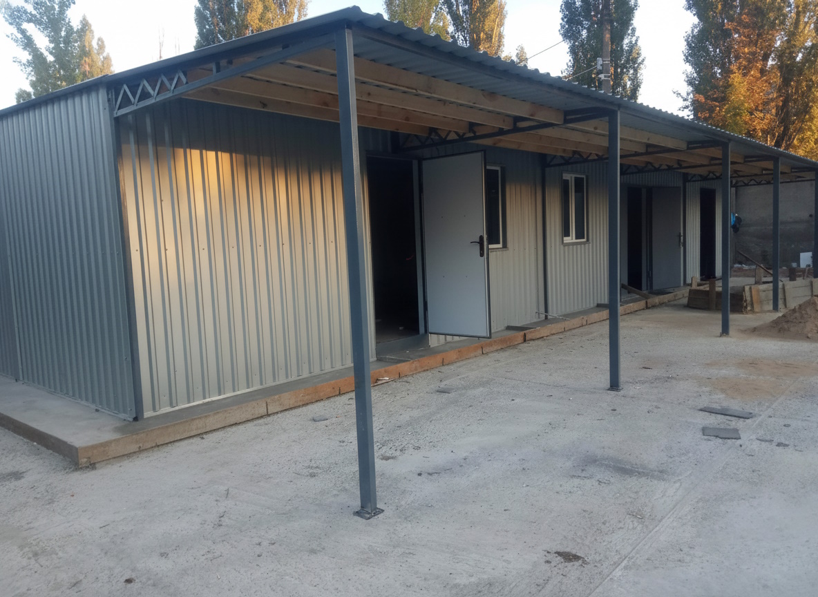 Detail der überdachten Frontzone und Lagerbereich