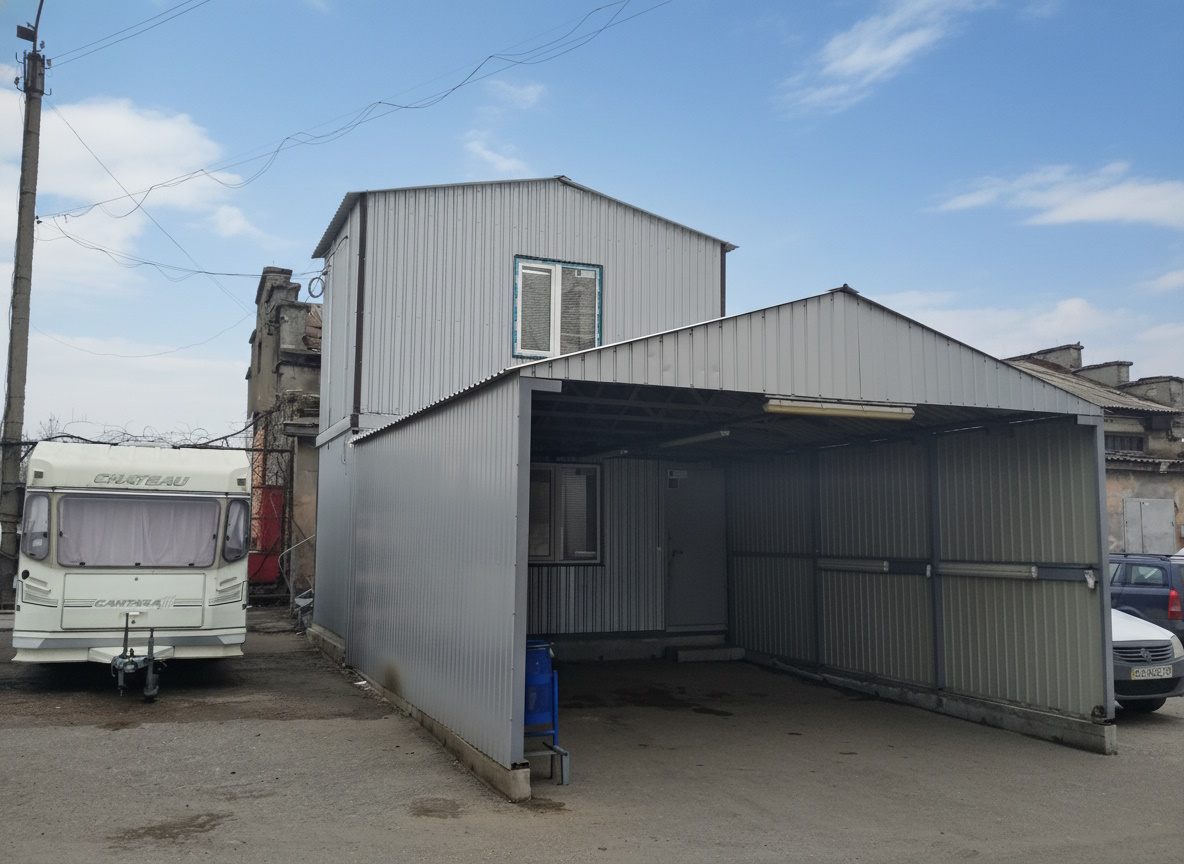 Seitenansicht des zweigeschossigen Modulgebäudes