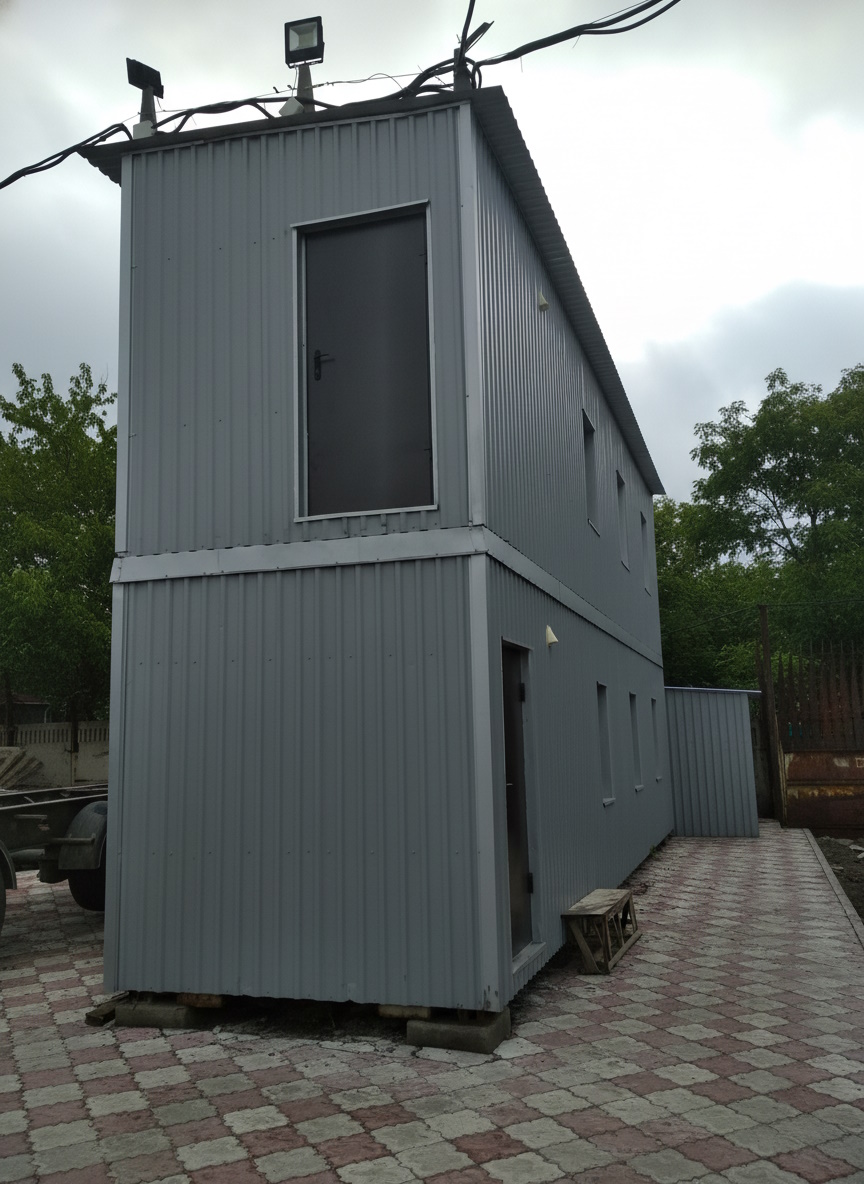 Seitenansicht des zweigeschossigen Modulgebäudes