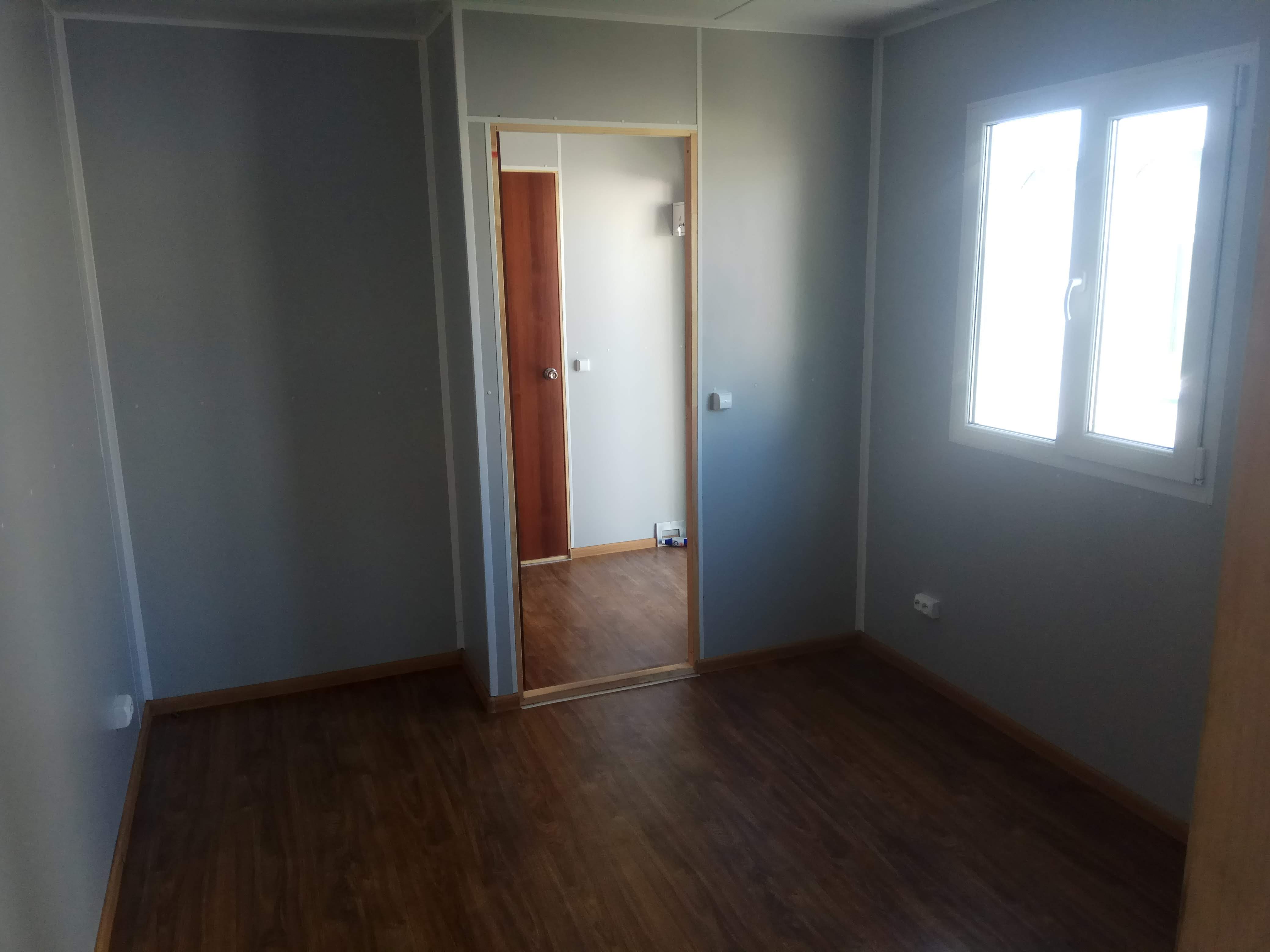 Innenraum des Home-Office-Moduls mit Ausbau als Bürocontainer