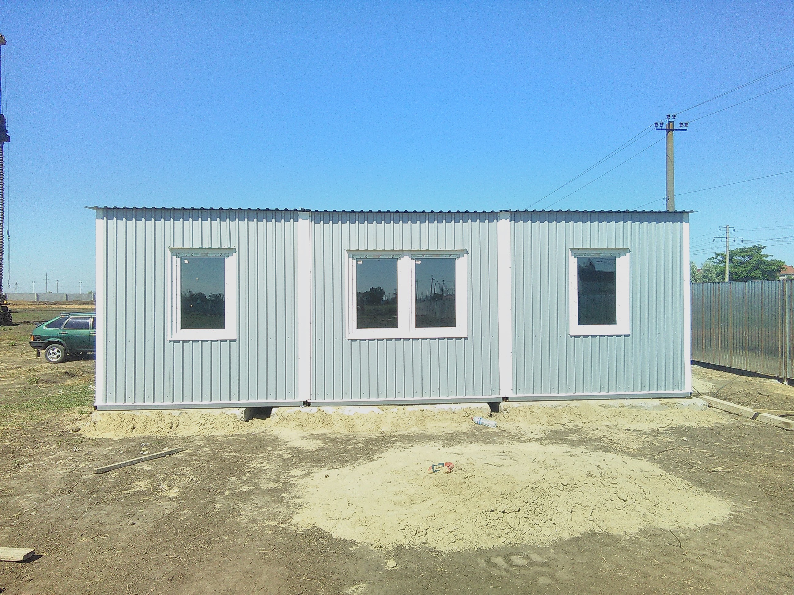 Ansicht des Mikrohauses mit Eingang und Fenster