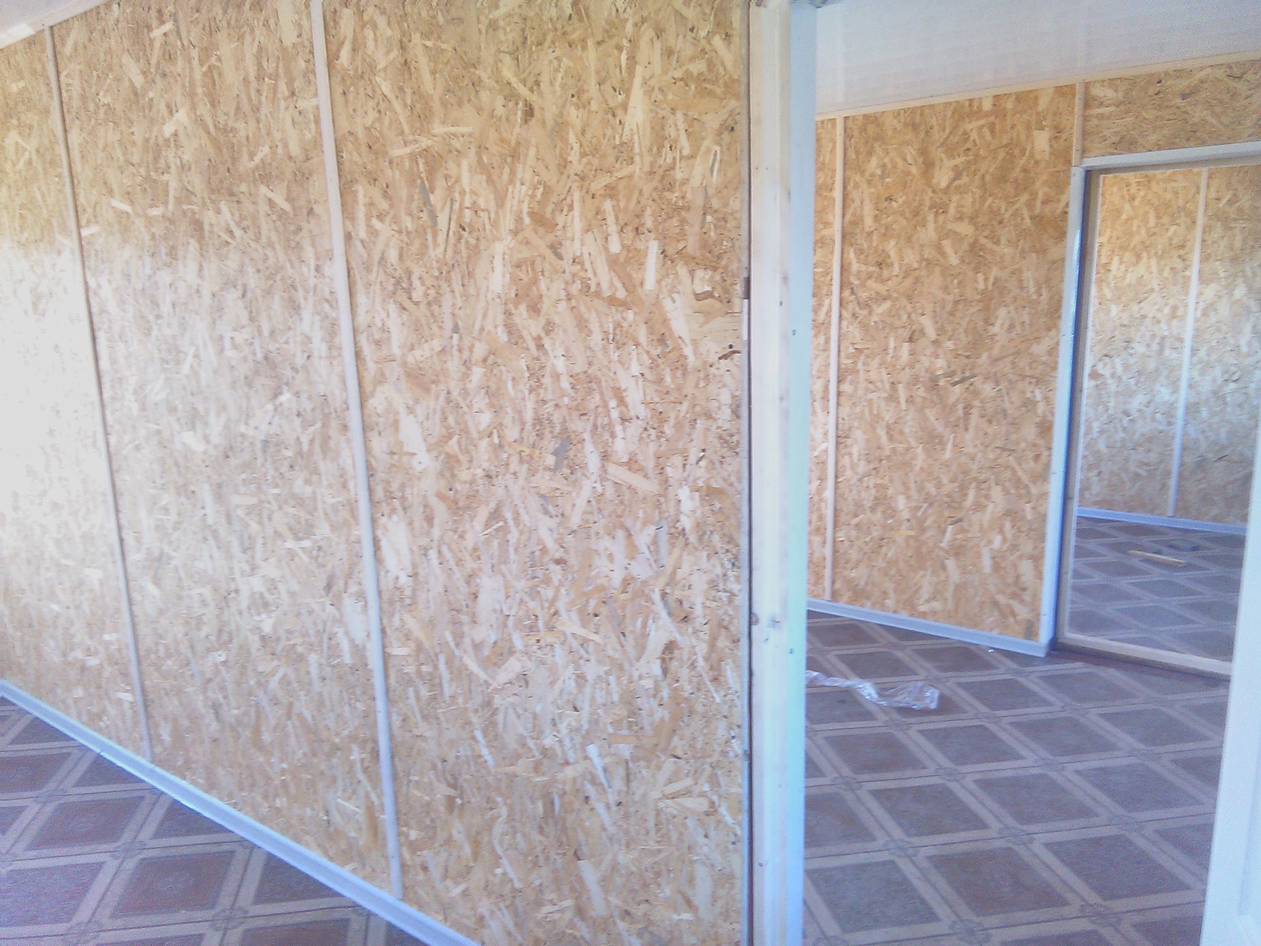 Innenraum des Wohnmoduls mit Schlaf- und Sitzbereich