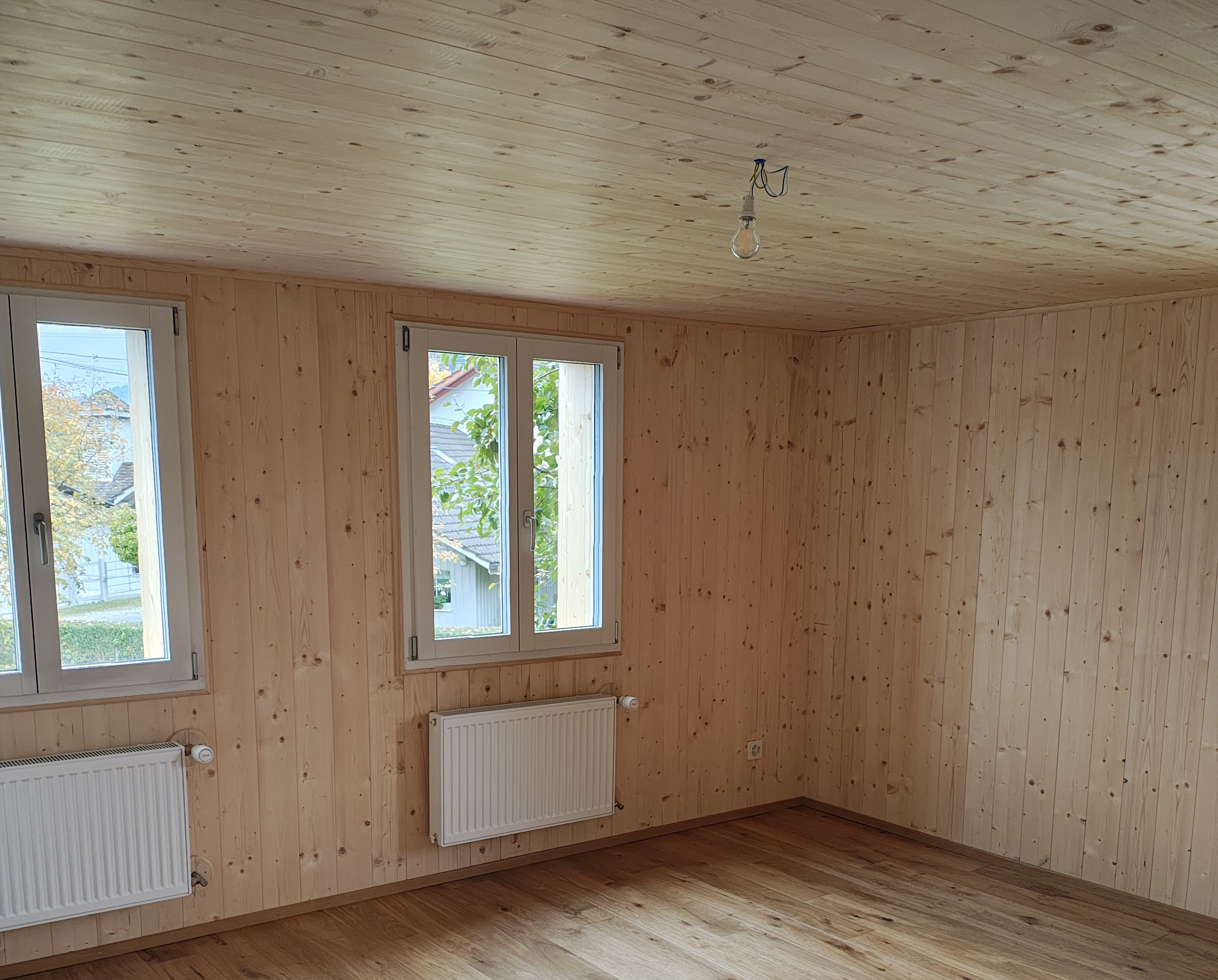 Täferdecke und Holzpaneele im Innenraum