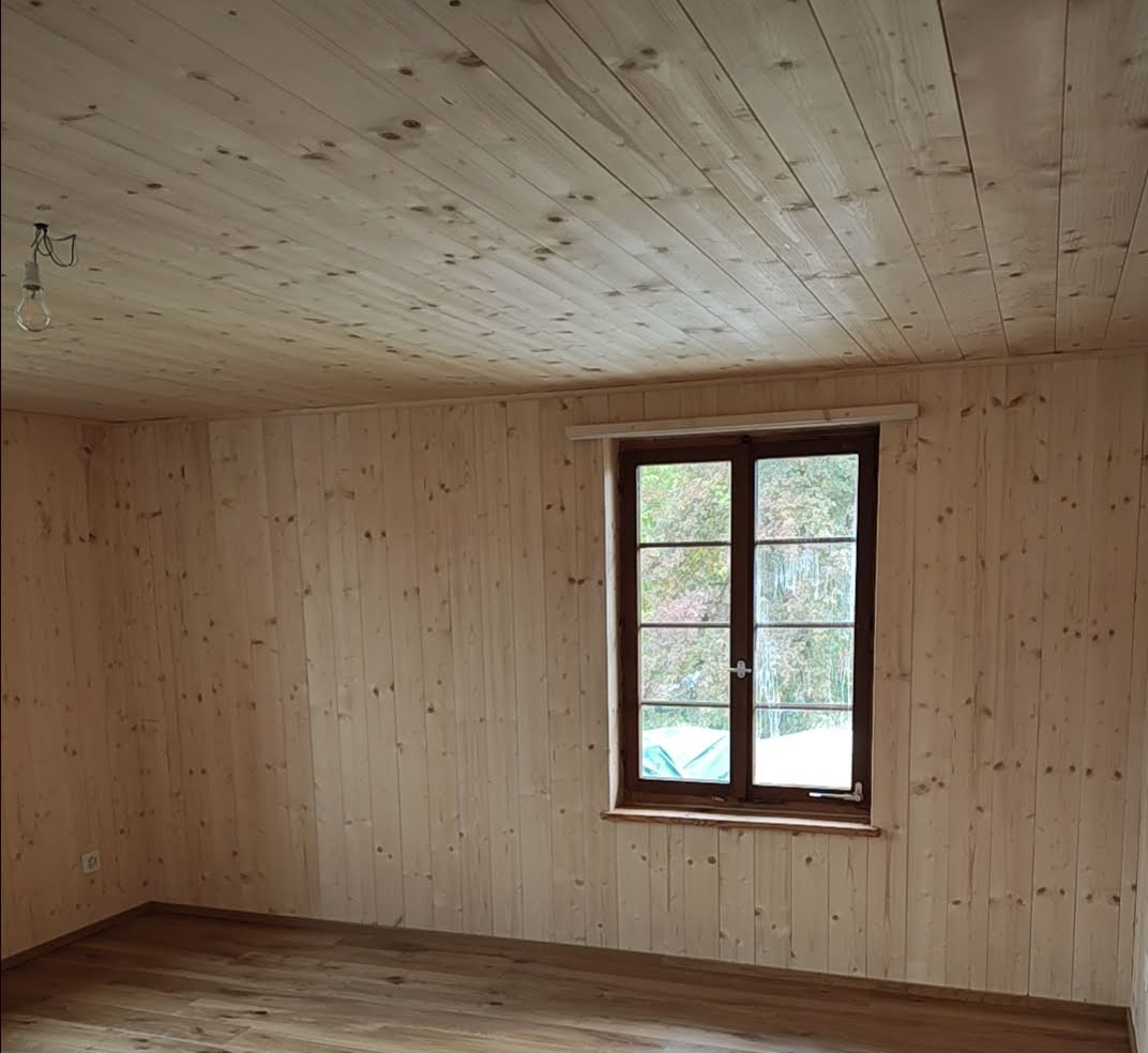 Holzverkleidung an Wand oder Decke in einem Wohnraum