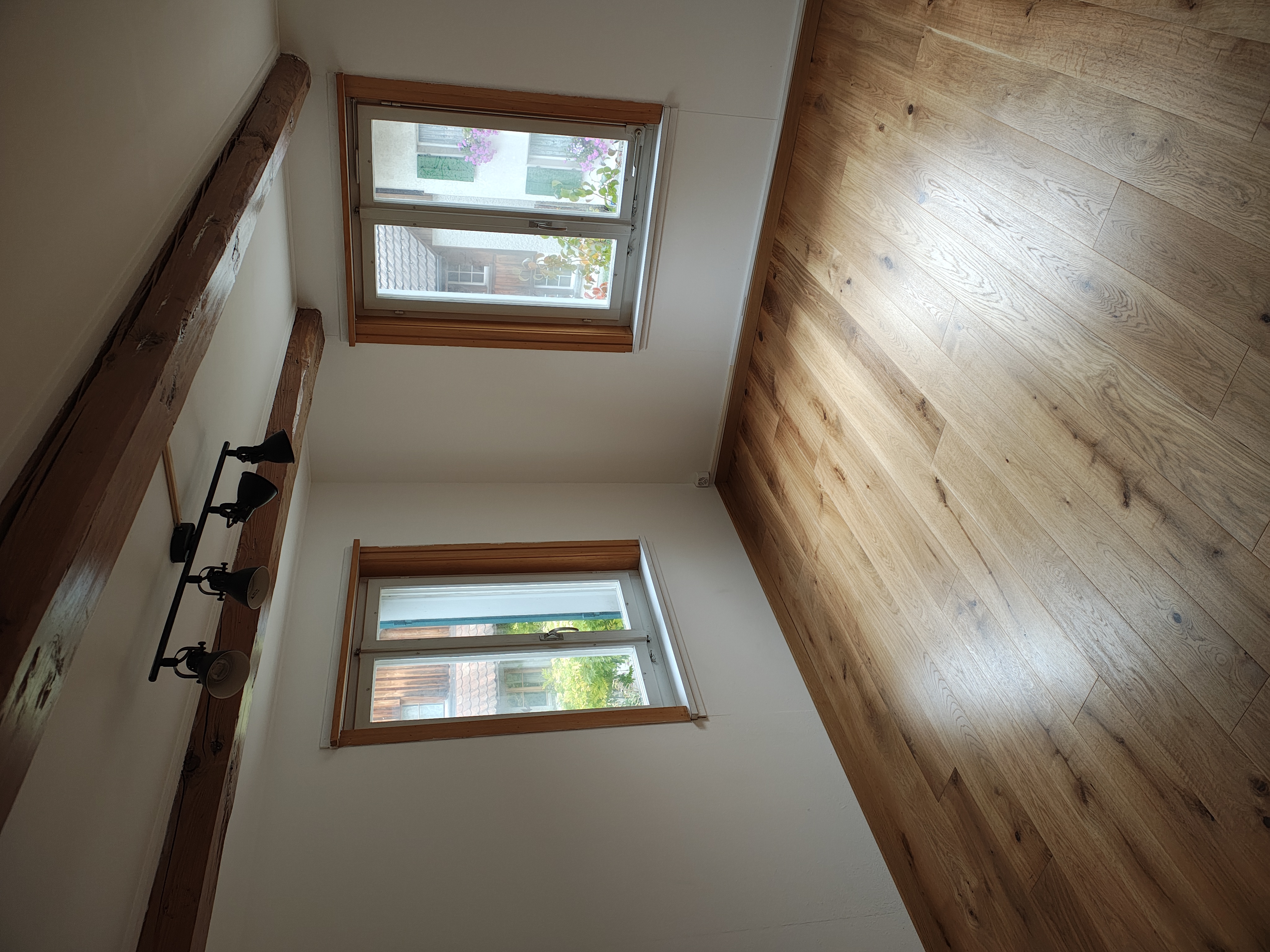 Wohnraum mit frisch verlegtem Bodenbelag