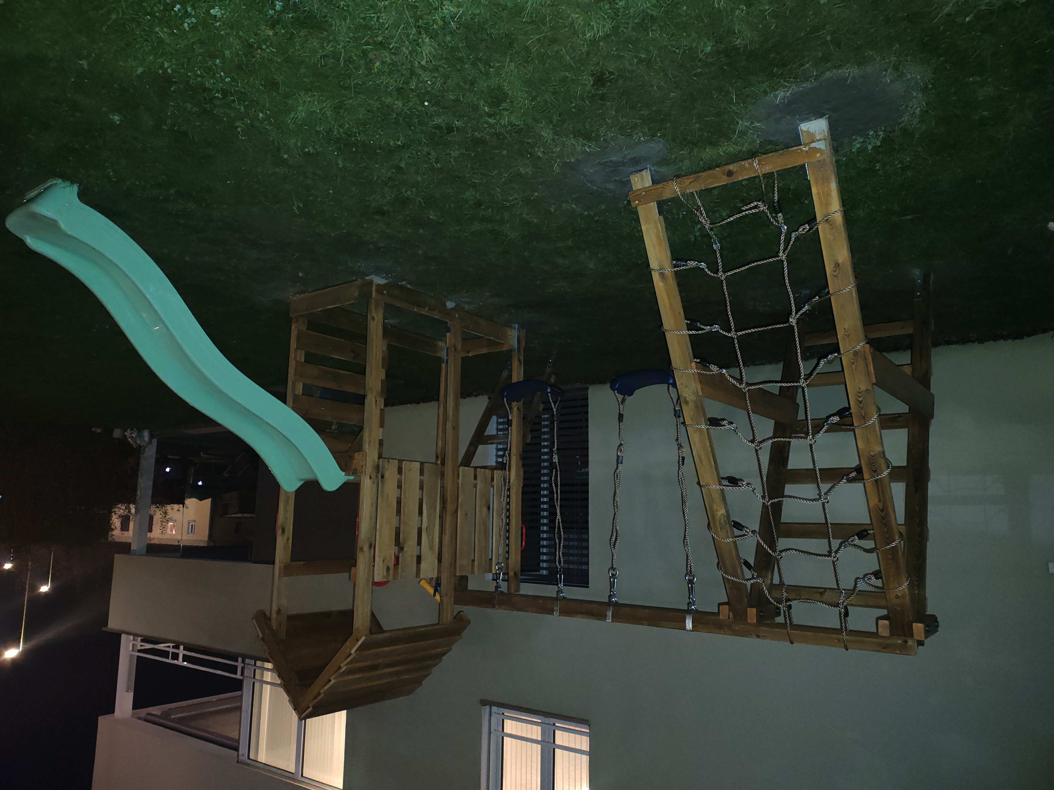 Holz-Spielplatz mit Rutsche und Schaukel im Garten