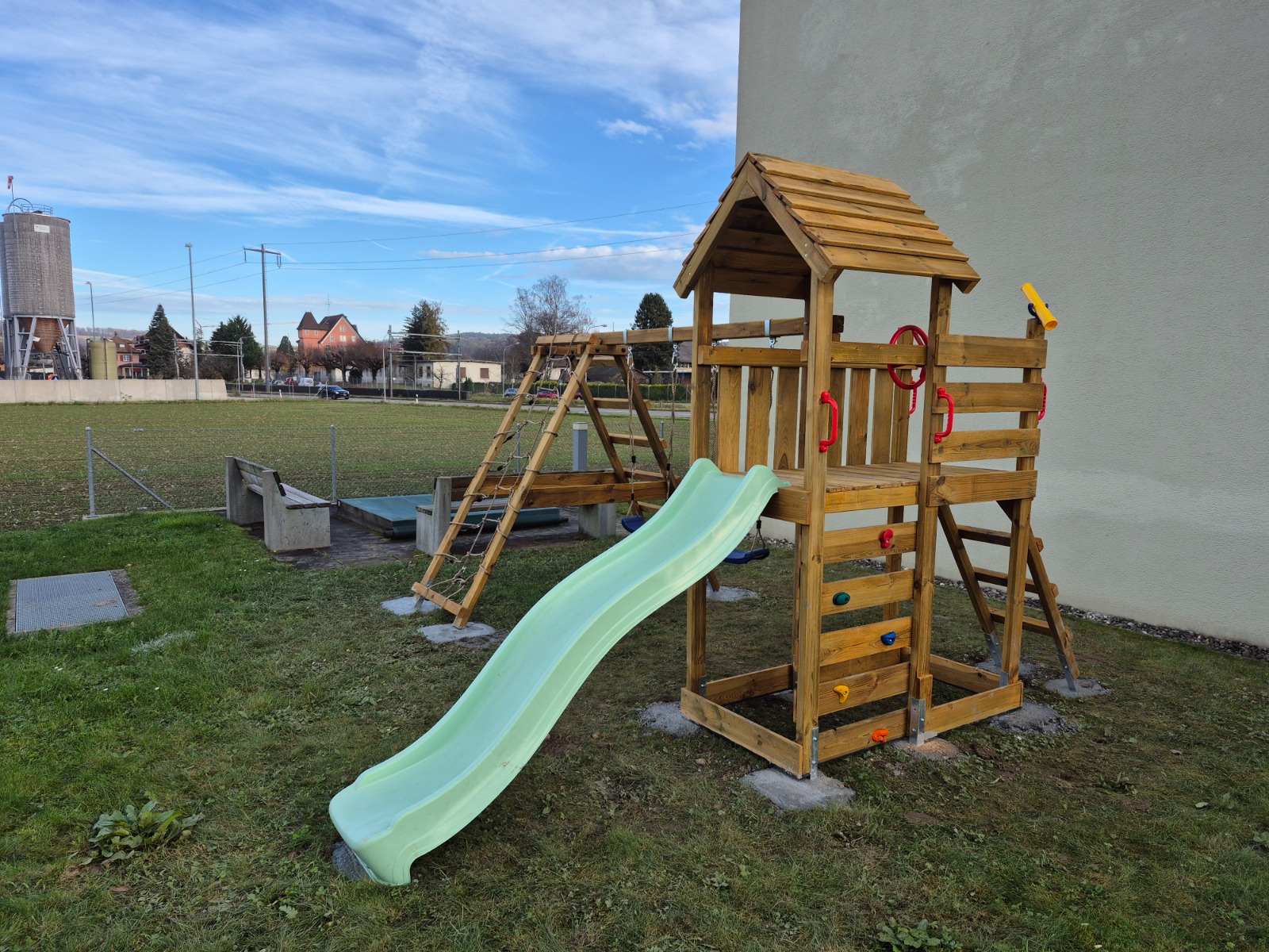 Montage einer Spielanlage im Garten