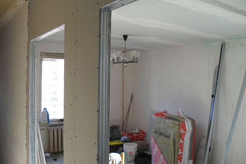 Fertig verspachtelte Trockenbauwand, bereit für Malerarbeiten