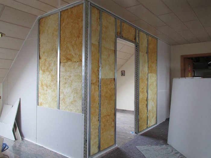 Neue Trockenbau-Trennwand in einer Wohnung in Zürich