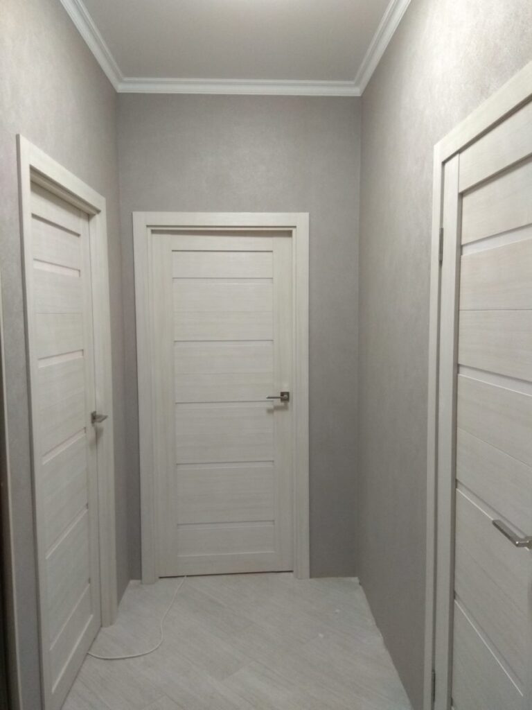 Detailansicht von Türzarge, Bodenbelag und Sockelleiste