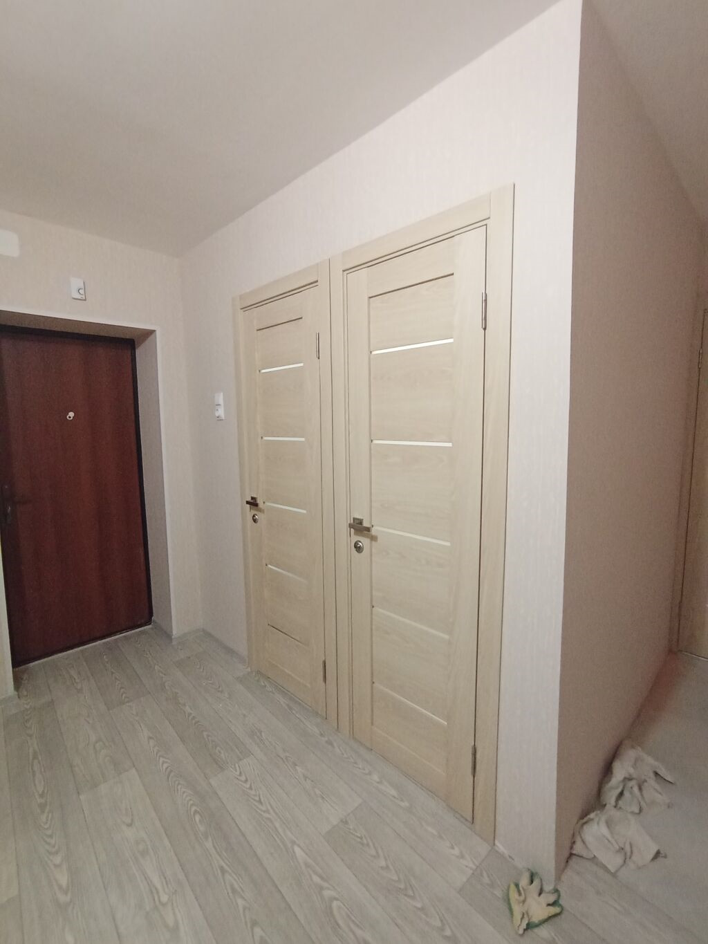 Neue Innentür mit Zarge und Sockelleisten in einer Wohnung