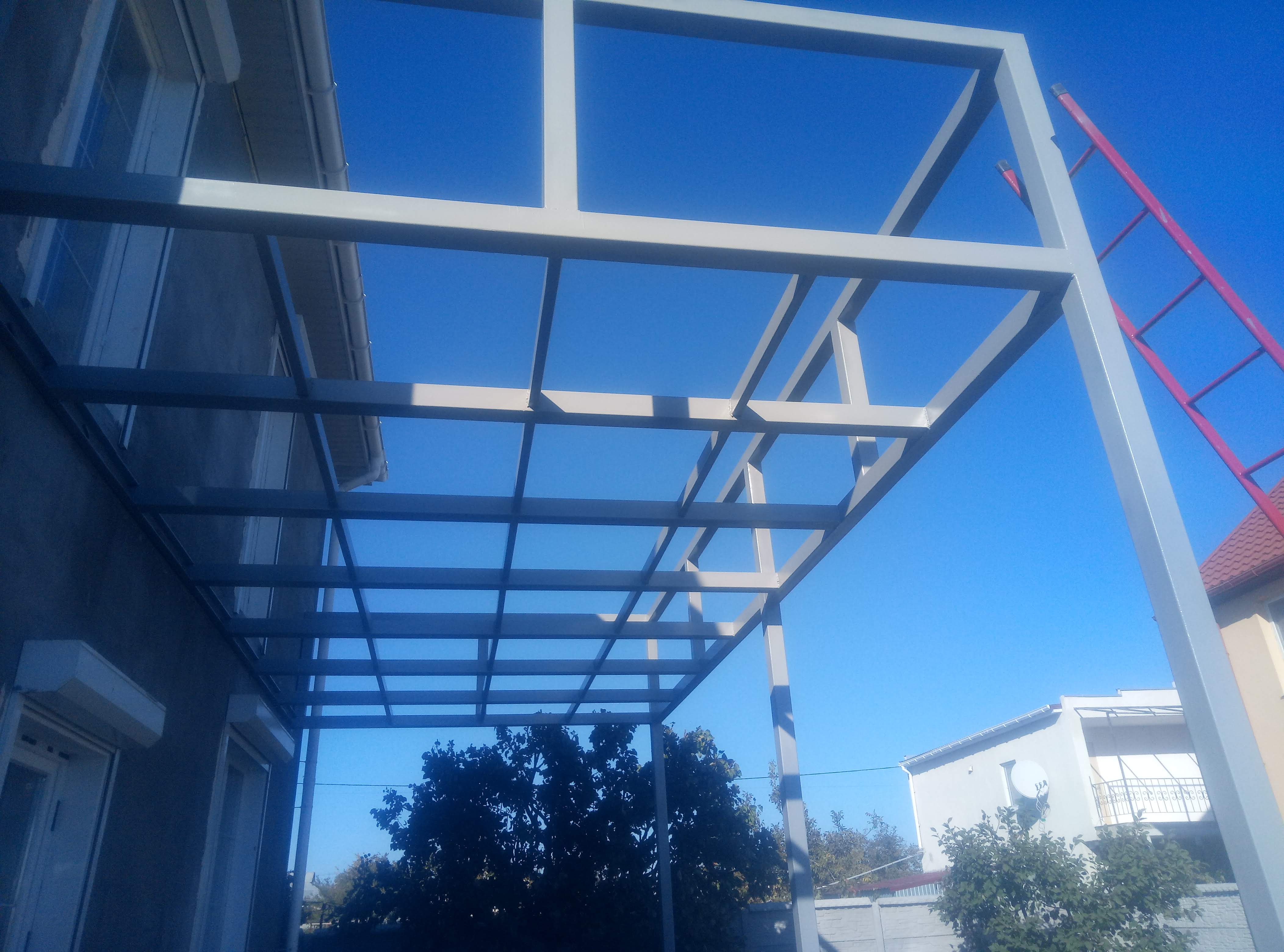 Detailansicht von Treppengeländer und Handlauf aus Metall